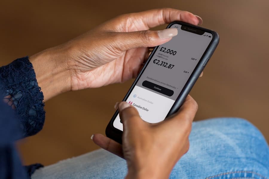 Personne saisissant un montant à convertir sur son téléphone