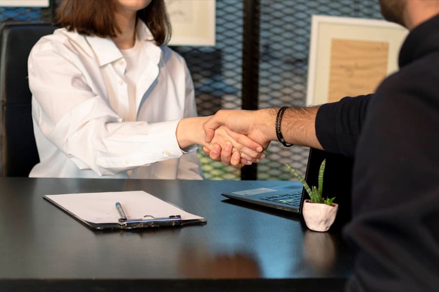 Deux personnes se serrant la main lors d’une rencontre