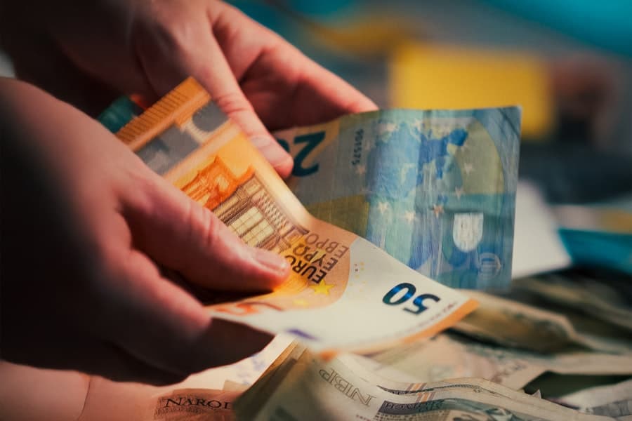 Mains comptant des billets en euros lors d’un échange